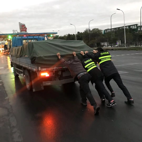 20190111圖為收費(fèi)員一起推車(chē)的場(chǎng)面_副本.jpg